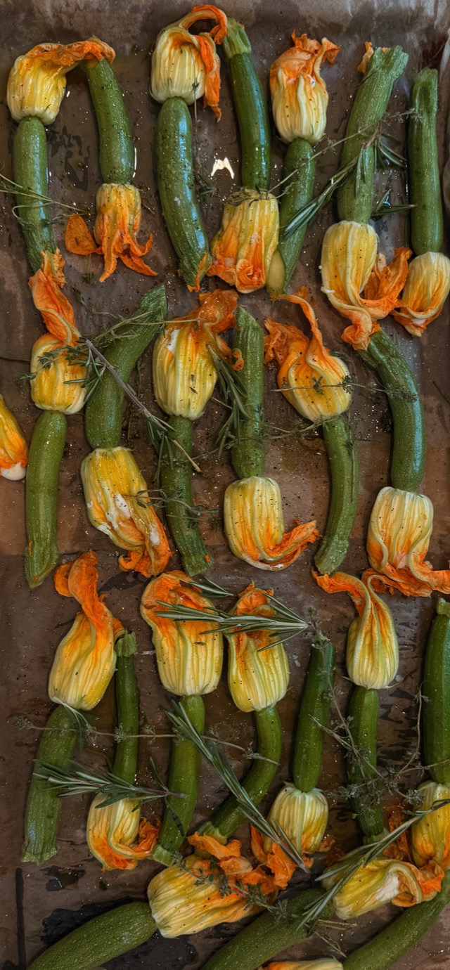 Courgettes et fleurs de courgette rôties au romarin, sur plaque