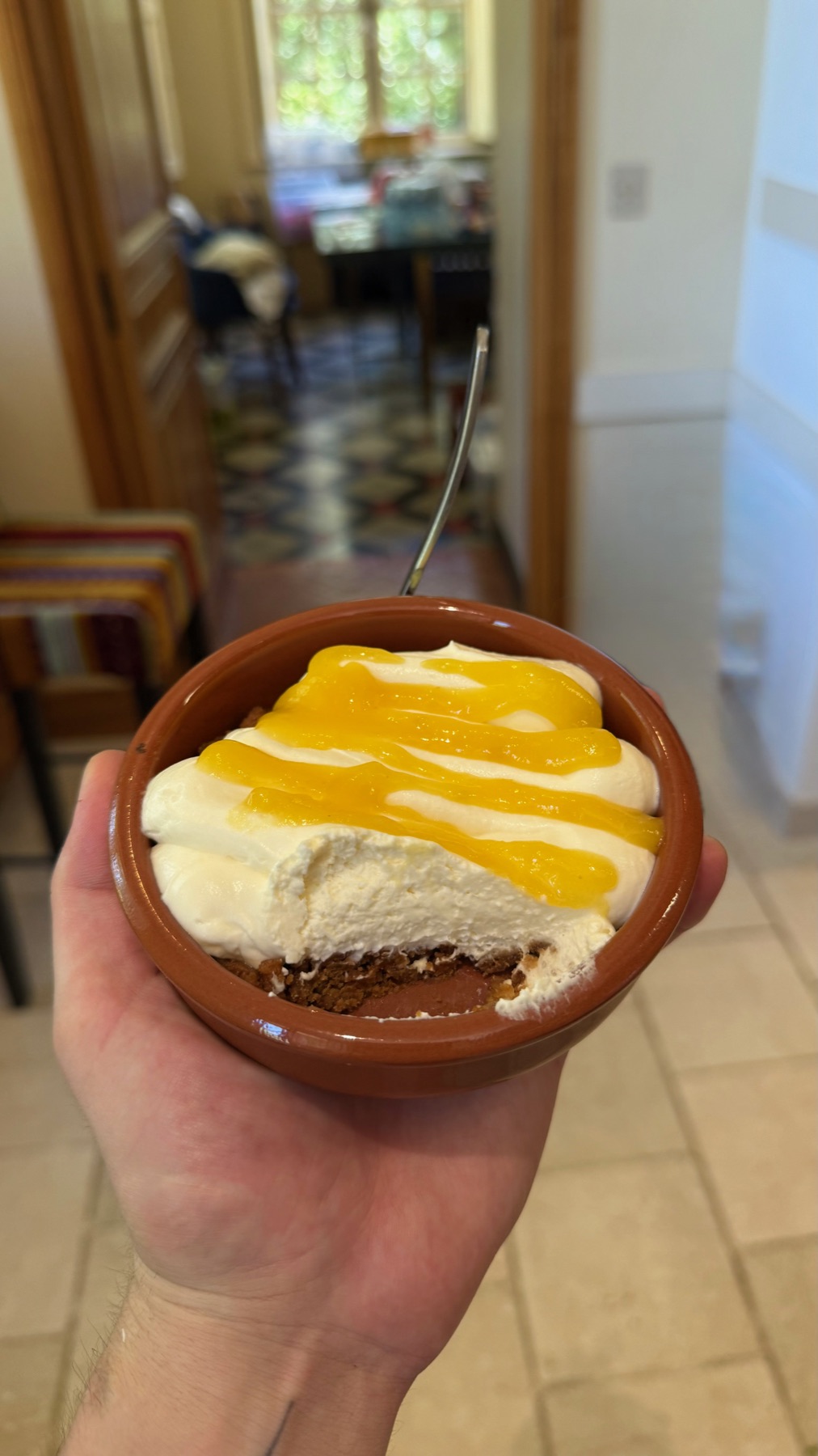 Cheesecake sur fond spéculoos, coulis de mangue