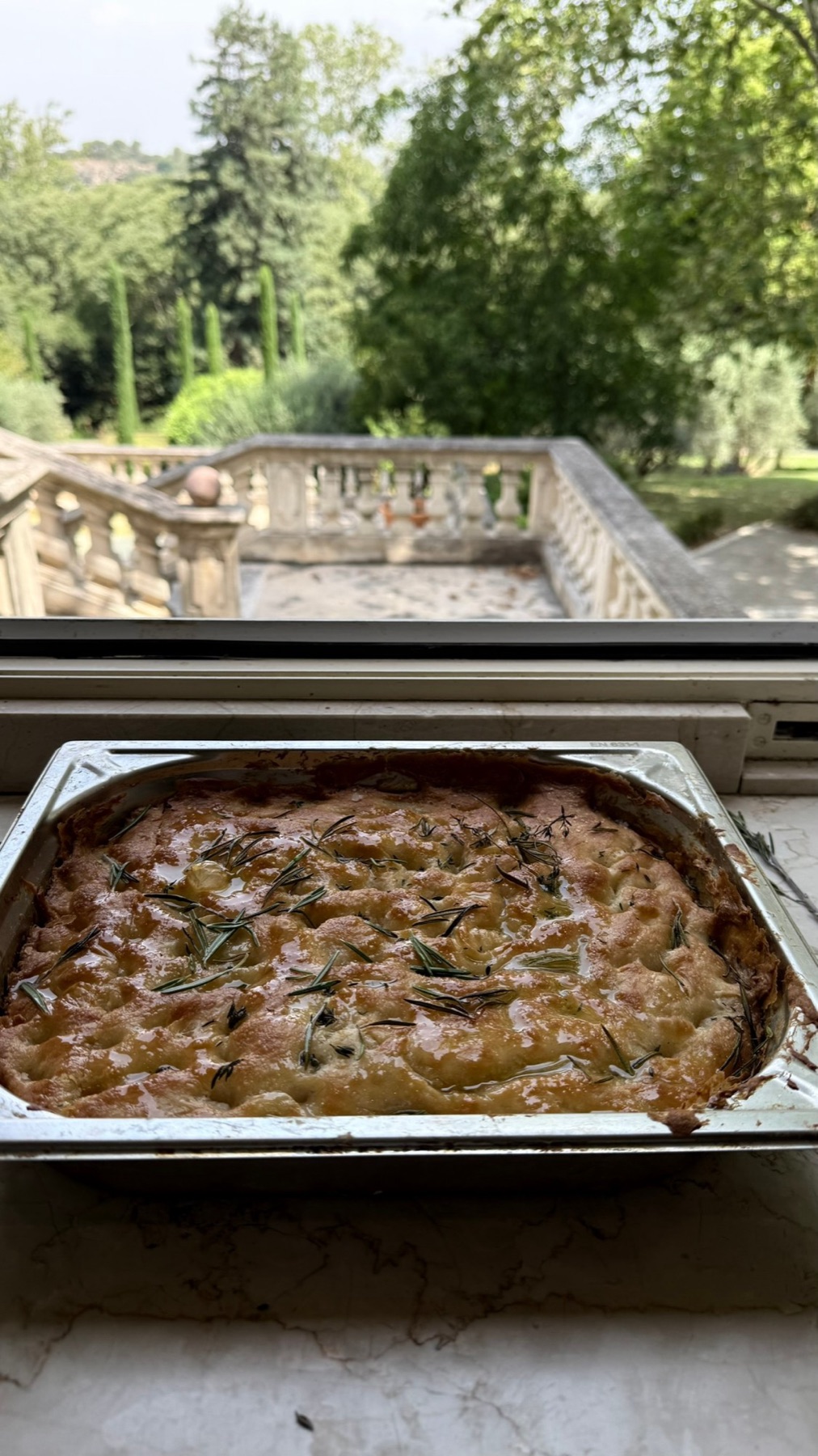 Focaccia « châtelaine » au romarin, sortie du four face au parc du château