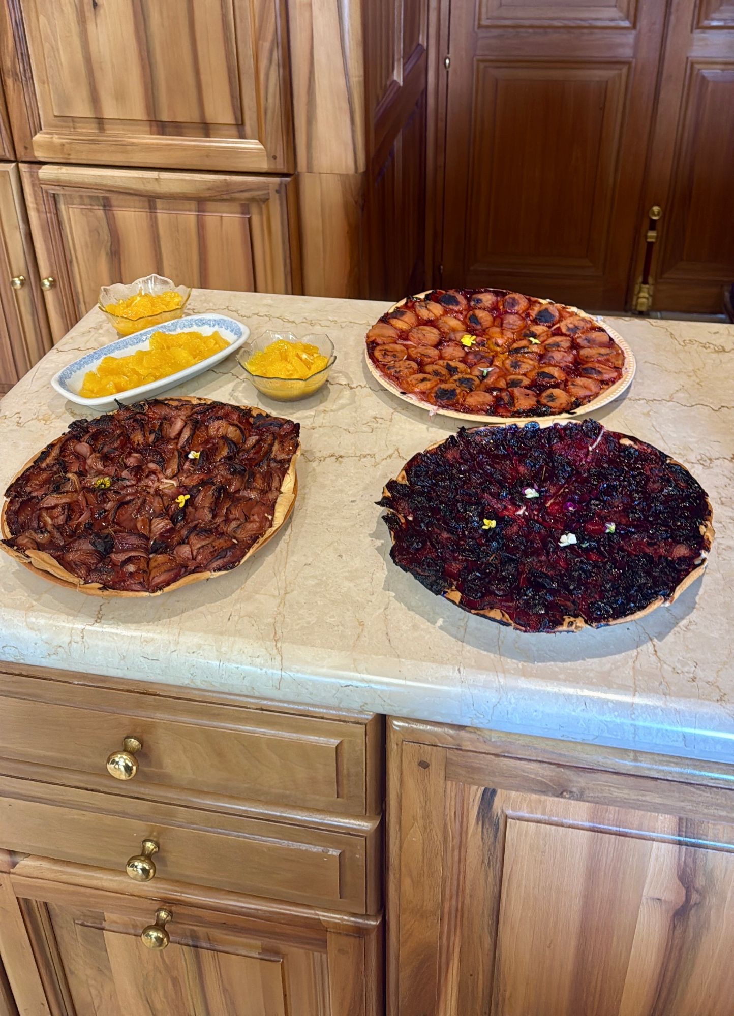 Farandole de tartes aux fruits d'été : abricots, prunes, fruits rouges, avec des suprêmes d'orange